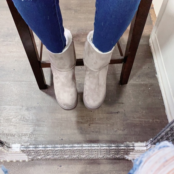 Warm Boots - Picture 1 of 6